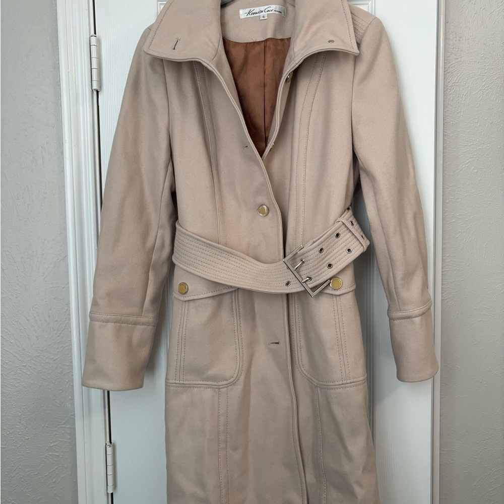 Kenneth Cole Cream Trench Coat with Collared Neckline and gold buttons